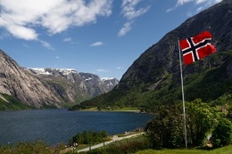 Norwegian companies tend to prefer AX in Norwegian, not English