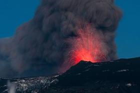 320px-Eyjafjallajökull_major_eruption_20100510.jpg