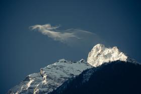 mtn-peak-cloud-wisps.jpg